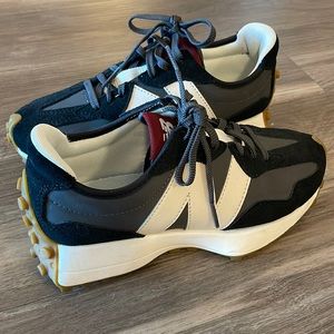 New Balance 327 womens 6 in black moonbeam (brand new condition)